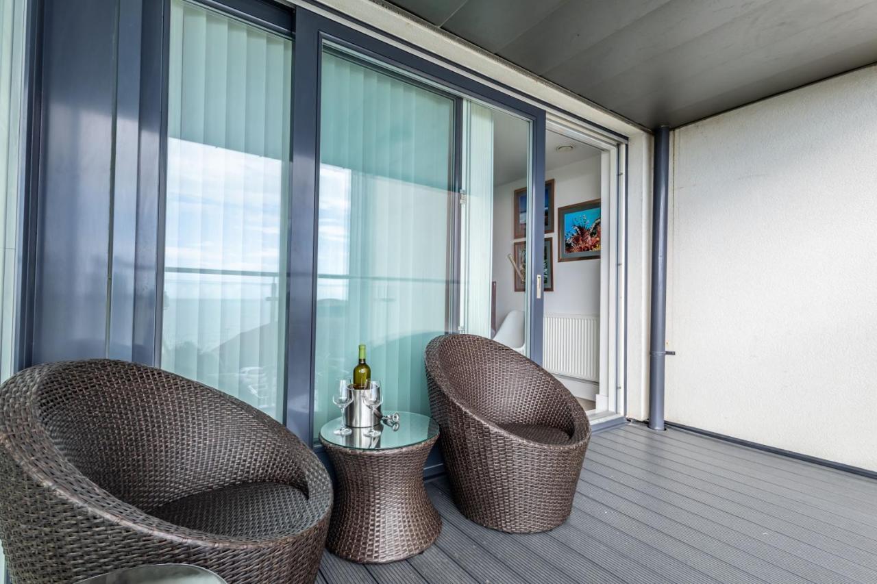 Seaview West Coast - Exceptional - 2 Bedrooms Sleeps 5 -Stunning Sea Views - 500 Metres To Beach Борнмут Екстер'єр фото