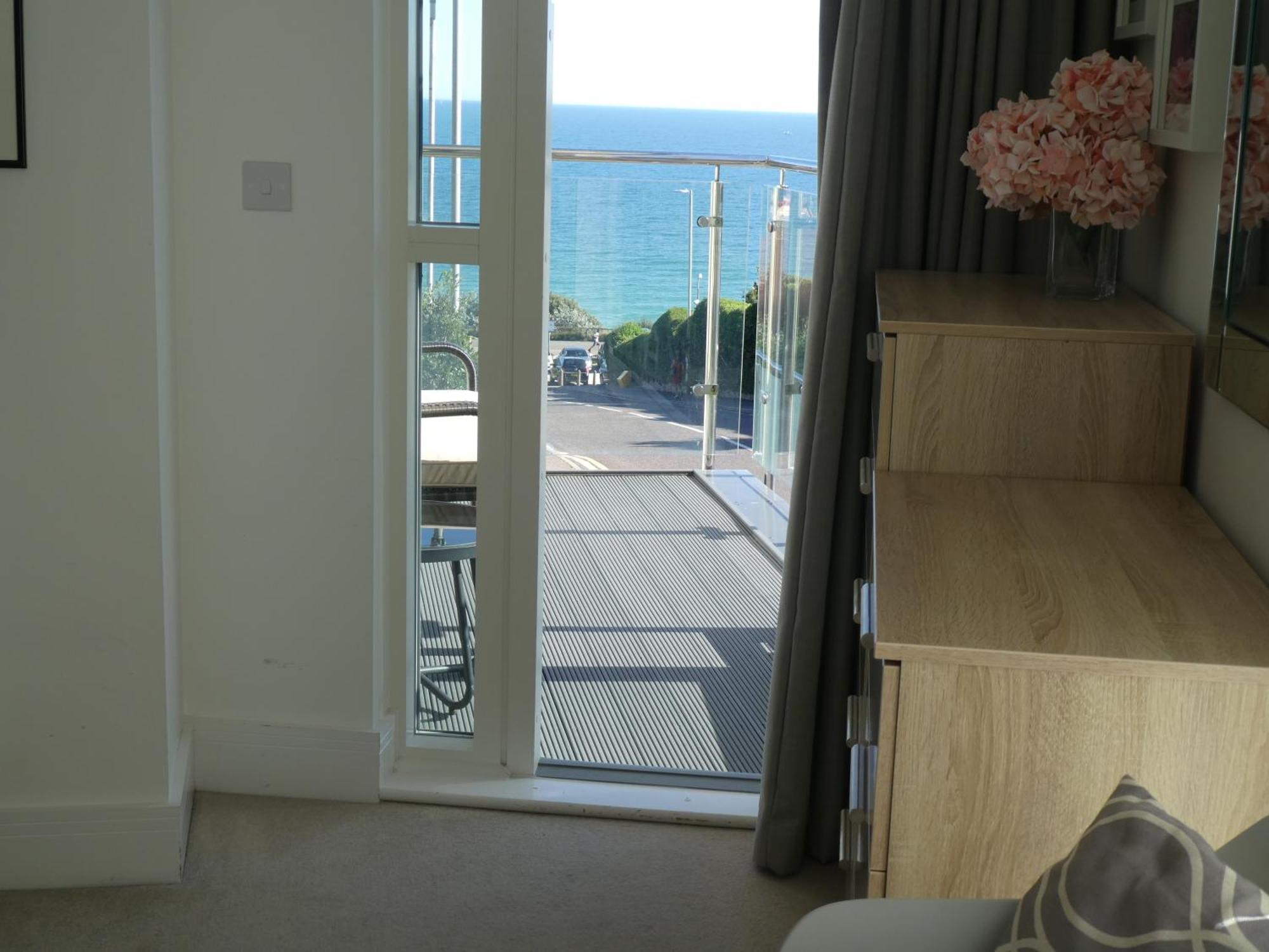 Seaview West Coast - Exceptional - 2 Bedrooms Sleeps 5 -Stunning Sea Views - 500 Metres To Beach Борнмут Екстер'єр фото